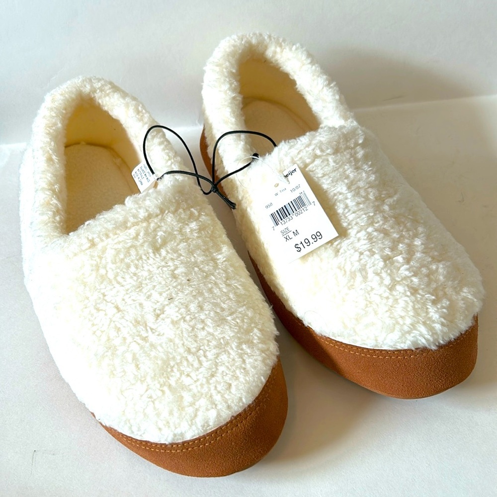 NWOB Women’s Simple Pleasures white with brown soles, size XL